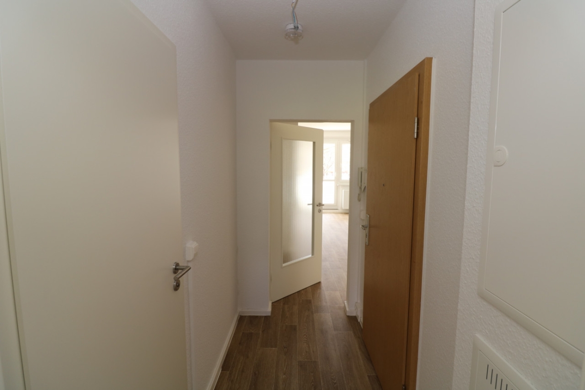 EG-Wohnung mit bodengleicher Dusche & Balkon...da freuen sich nicht nur die Umzugshelfer! - Flur