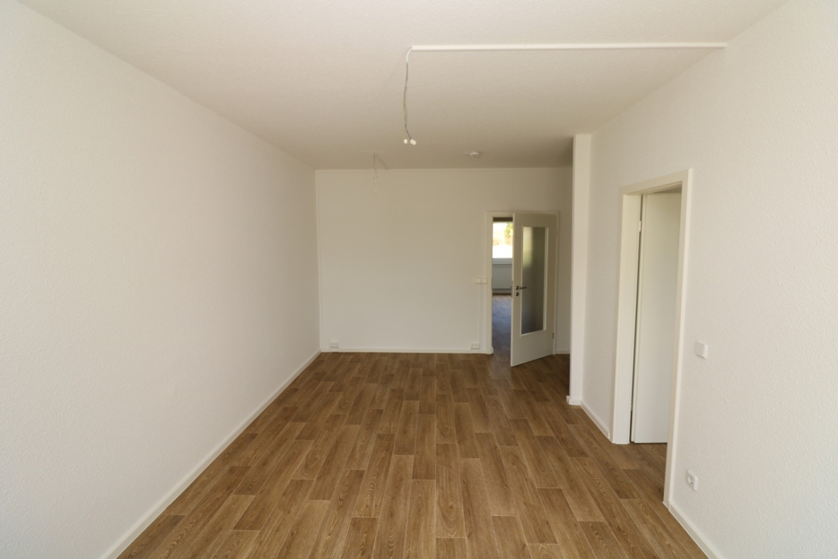 EG-Wohnung mit bodengleicher Dusche & Balkon...da freuen sich nicht nur die Umzugshelfer! - Wohnzimmer