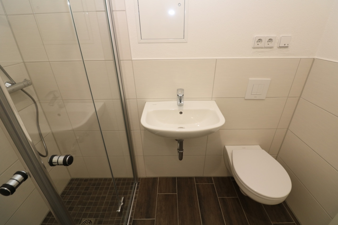 EG-Wohnung mit bodengleicher Dusche & Balkon...da freuen sich nicht nur die Umzugshelfer! - Bad mit Dusche