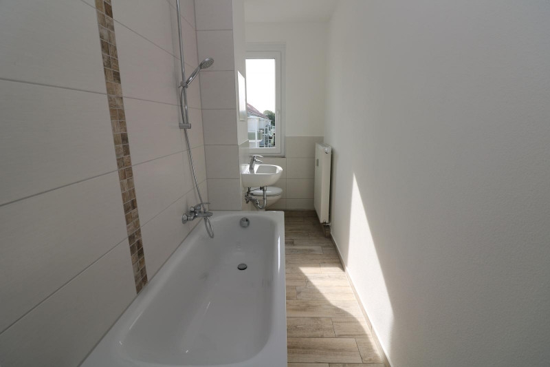 Gerichts-Saal...neu sanierte 2-RW mit Einbauküche & Wanne!!! - Beispiel Bad