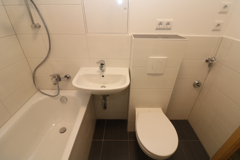 Auch für Nichtschwimmer geeignet...3-RW mit modernem Wannenbad & Balkon! - Beispiel Bad