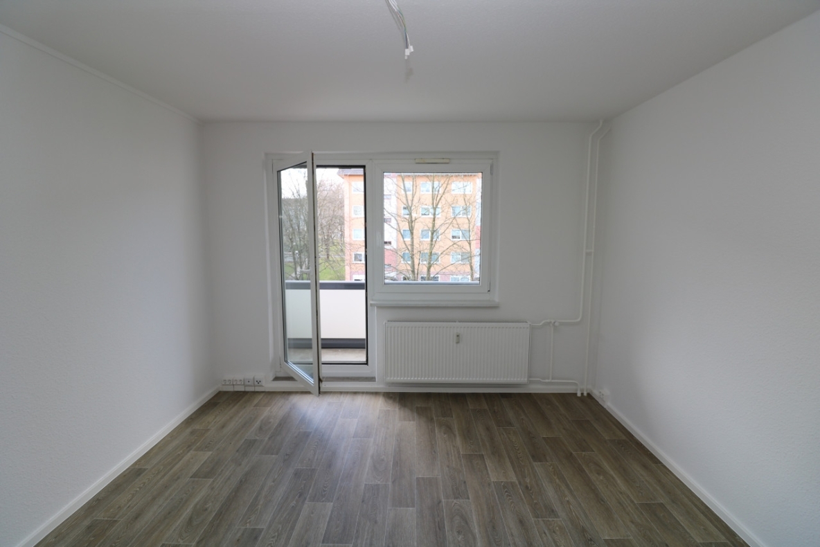 Auch für Nichtschwimmer geeignet...3-RW mit modernem Wannenbad & Balkon! - Wohnzimmer