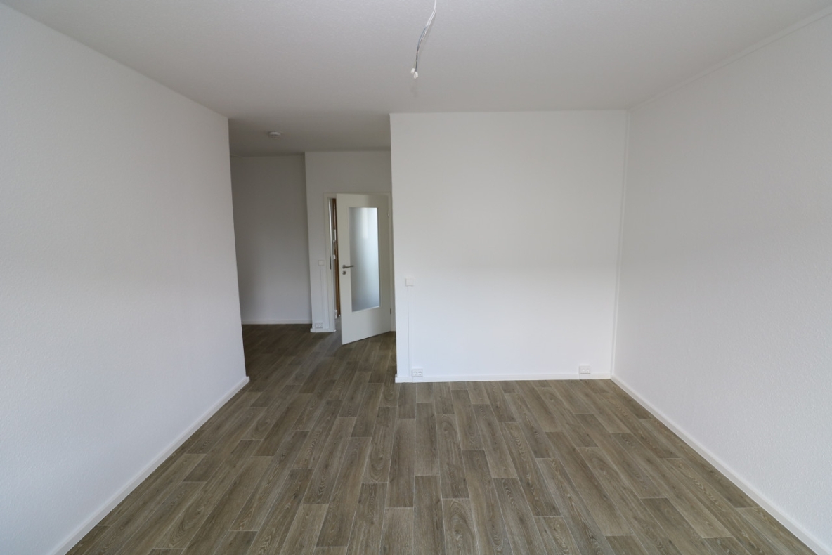 Auch für Nichtschwimmer geeignet...3-RW mit modernem Wannenbad & Balkon! - Wohnzimmer