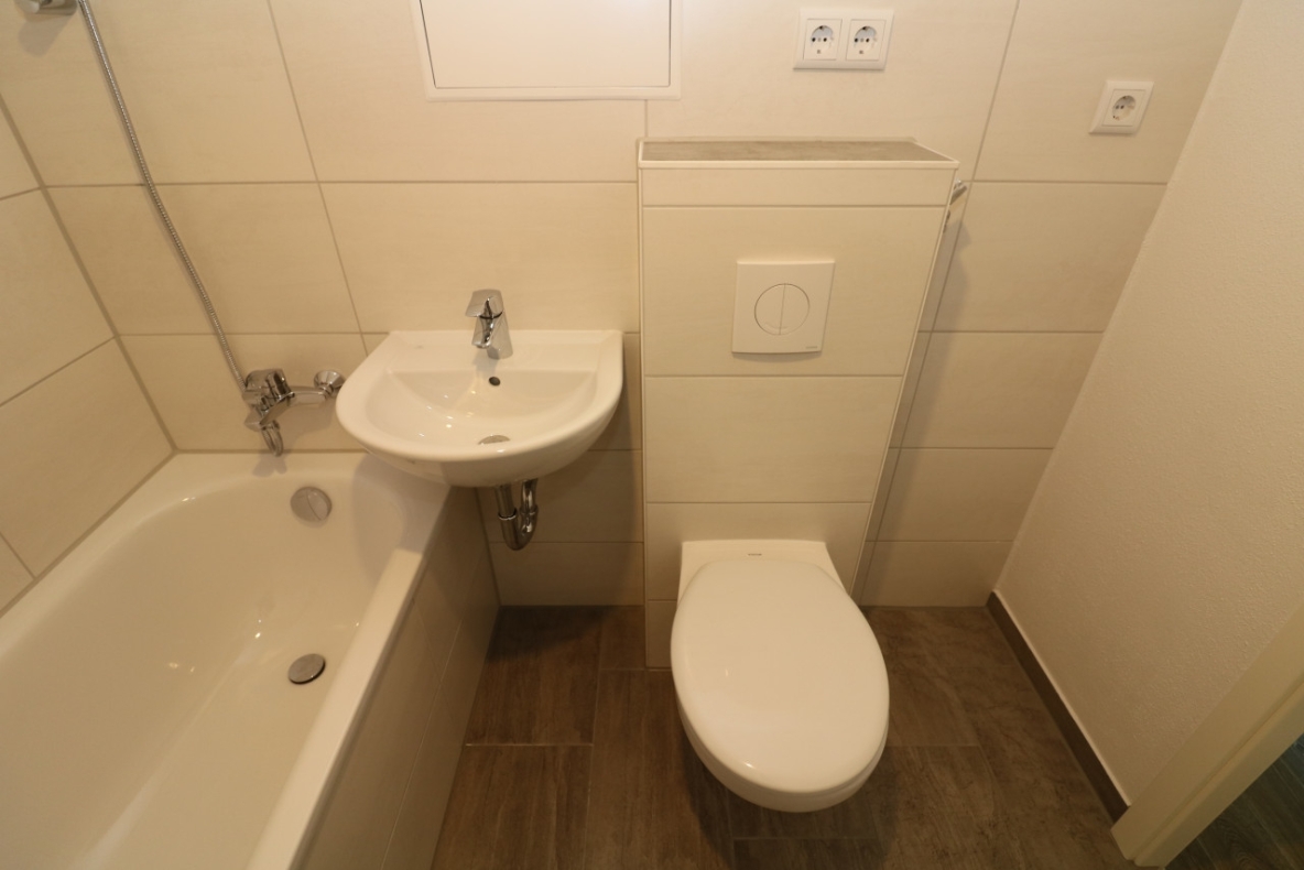 Auch für Nichtschwimmer geeignet...3-RW mit modernem Wannenbad & Balkon! - Bad mit Wanne