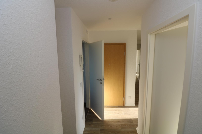 Wer´s GROß mag***Neu sanierte Etagenwohnung mit Wanne, Dusche & 2 Balkonen!!! - Flur