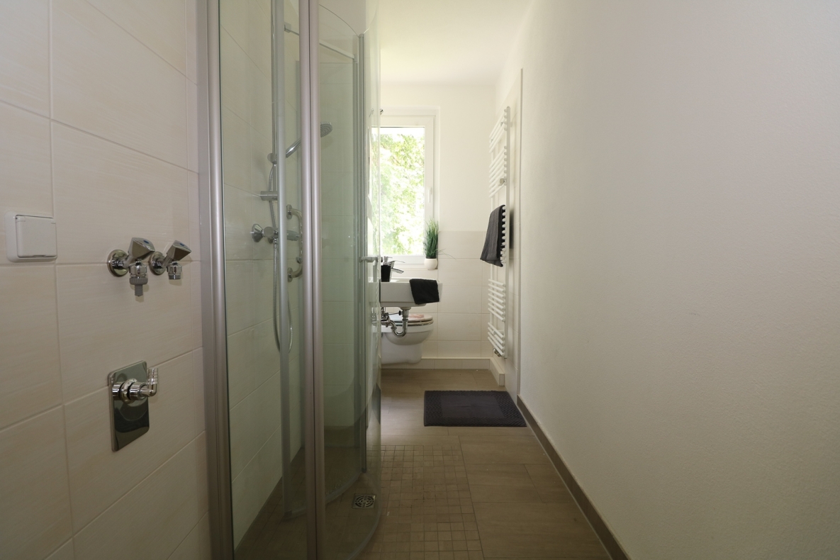 Jackpot! Modernisierte 2RW mit bodentiefer Dusche und XXL Balkon! - Beispiel Bad