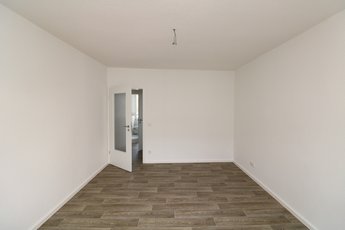 Jackpot! Modernisierte 2RW mit bodentiefer Dusche und XXL Balkon! - Beispiel Wohnzimmer