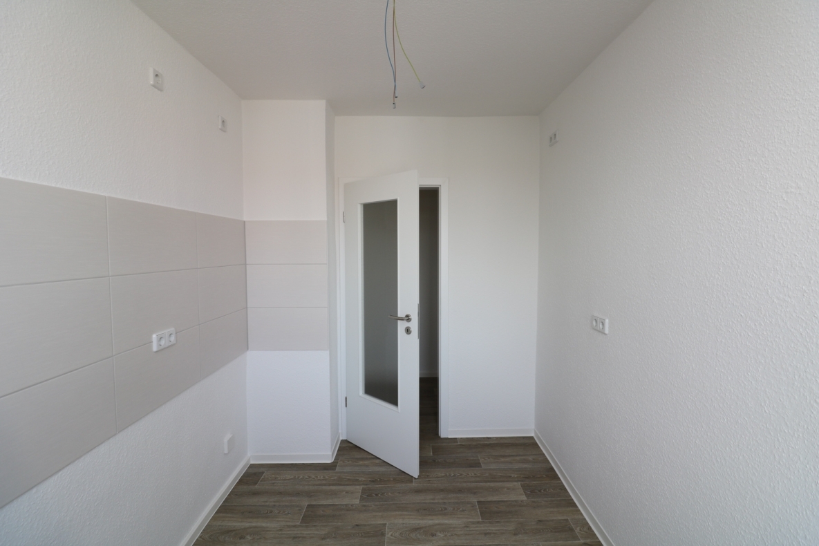 Jackpot! Modernisierte 2RW mit bodentiefer Dusche und XXL Balkon! - Beispiel Küche