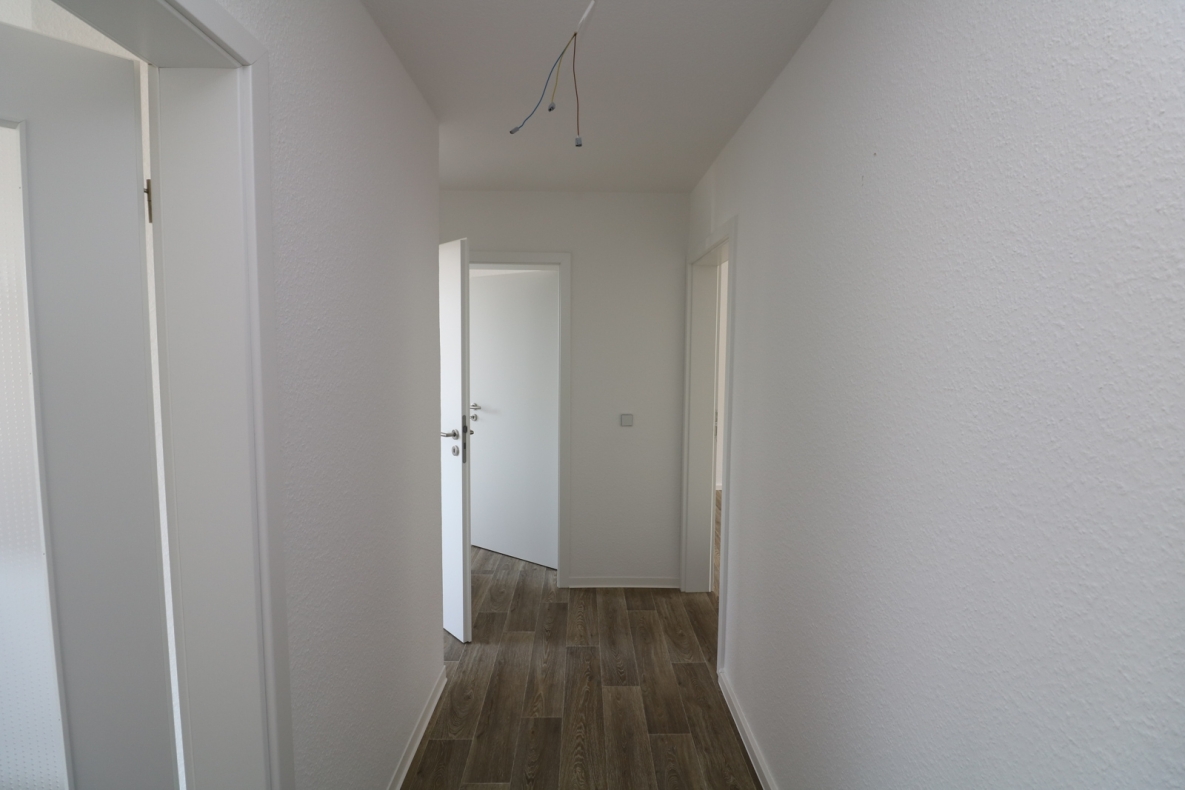 Jackpot! Modernisierte 2RW mit bodentiefer Dusche und XXL Balkon! - Beispiel Flur