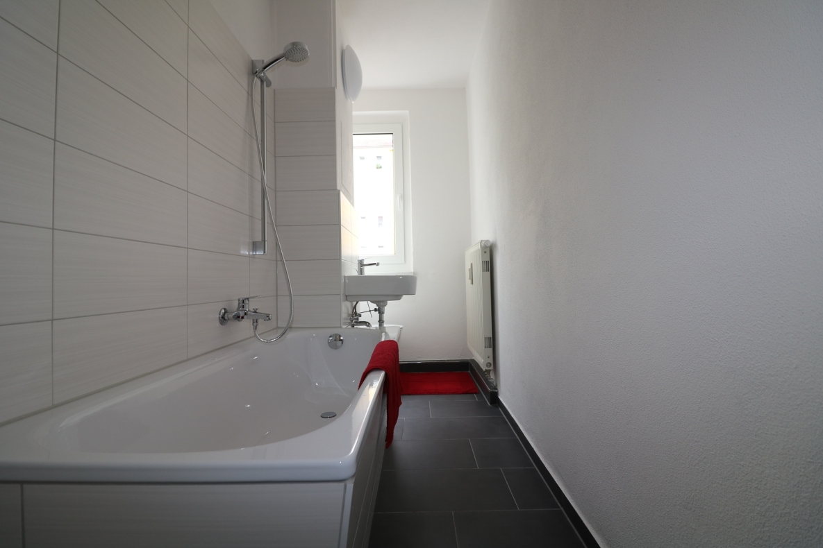 Dein Platz an der Sonne - schicke 1RW mit Balkon und Badewanne im Erdgeschoss - Bad mit Wanne