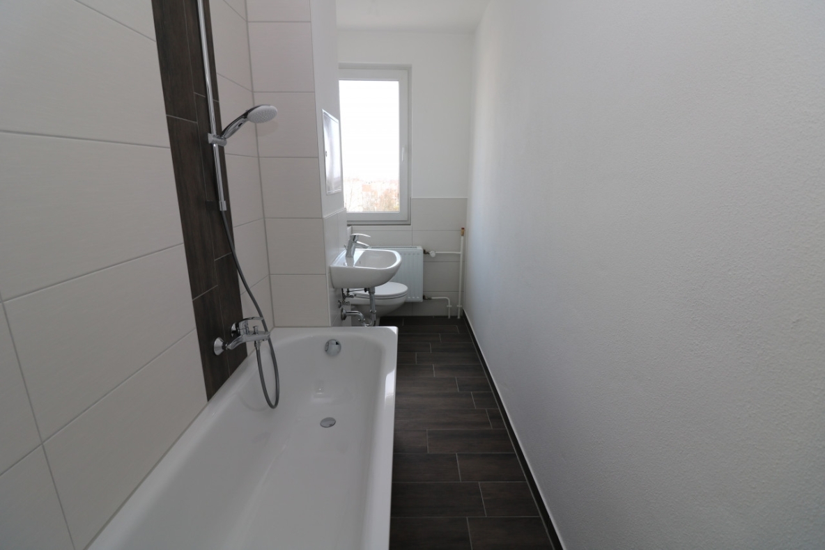 Kochlöffel-Dirigent gesucht...3-RW mit Einbauküche, Wanne & Balkon!!! - Bad mit Wanne