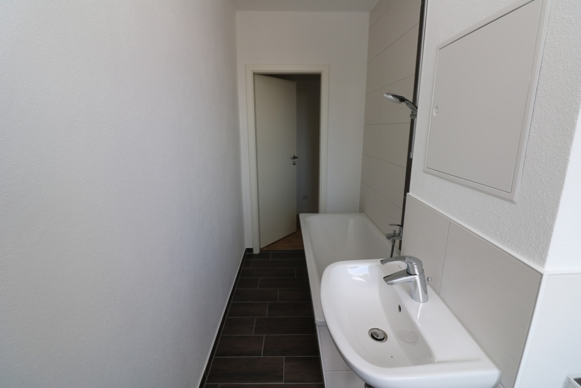 Kochlöffel-Dirigent gesucht...3-RW mit Einbauküche, Wanne & Balkon!!! - Bad mit Wanne