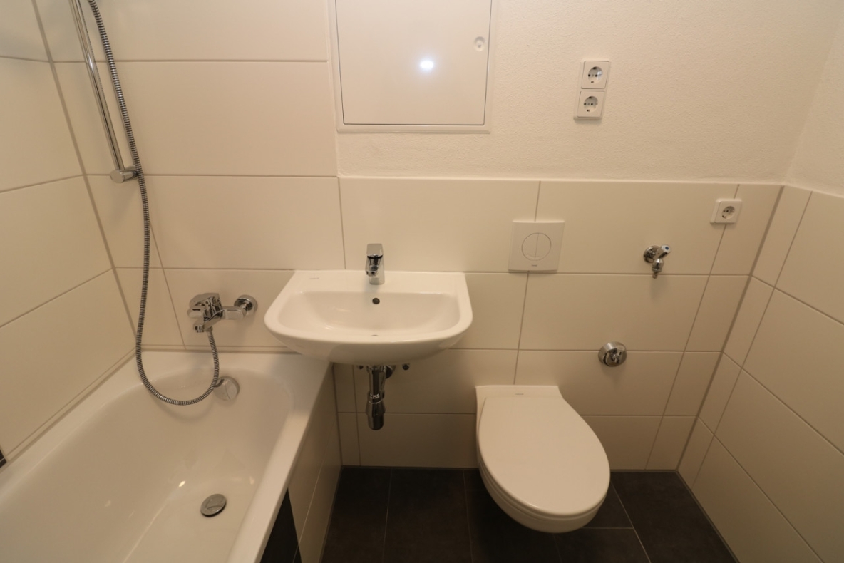 Das Abenteuer beginnt...neu sanierte 3-RW mit wanne & Balkon!!! - Beispiel Bad mit Wanne