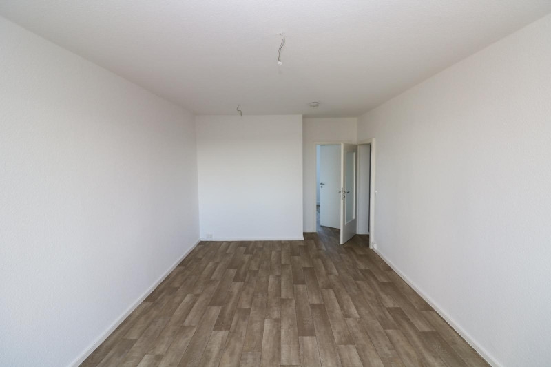 Flieg mit mir zu den Sternen…helle 3-RW mit Wanne & Balkon!!! - Wohnzimmer