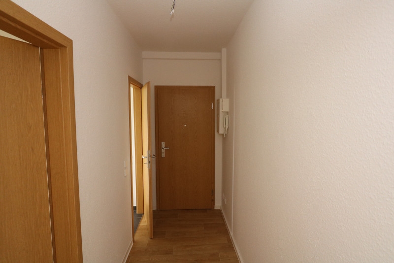 Frühlingsgefühle...tolle 2-Raum-Wohnung mit Wanne & Balkon zum Verlieben!!! - Beispiel Flur