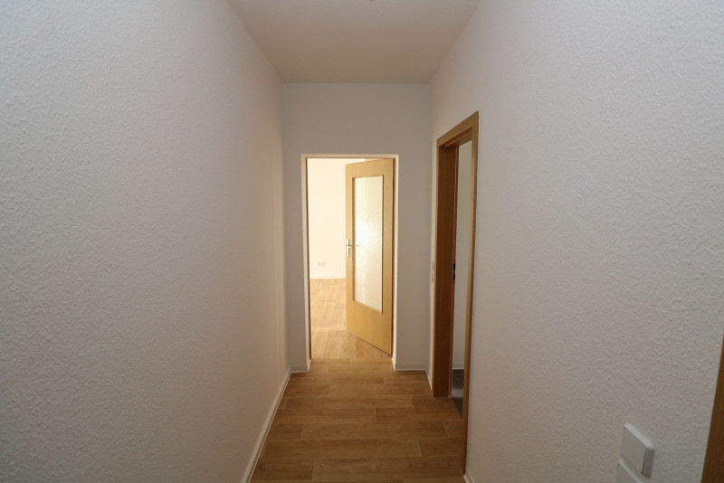 Frühlingsgefühle...tolle 2-Raum-Wohnung mit Wanne & Balkon zum Verlieben!!! - Beispiel Flur