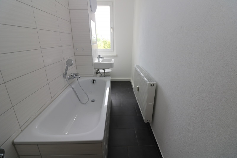 Frühlingsgefühle...tolle 2-Raum-Wohnung mit Wanne & Balkon zum Verlieben!!! - Beispiel Bad