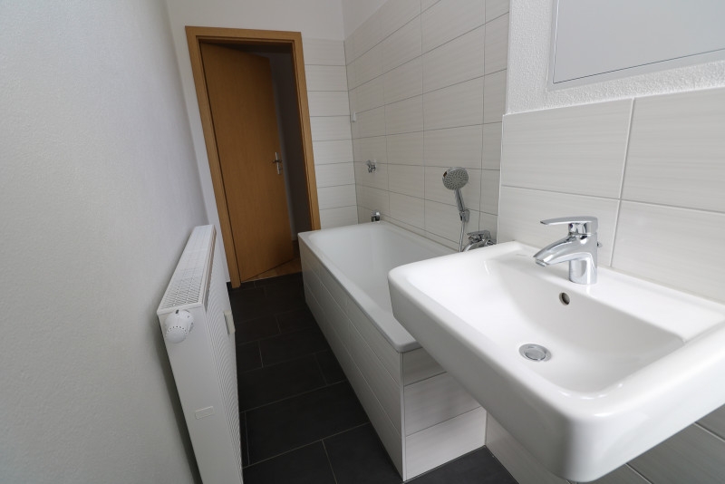Frühlingsgefühle...tolle 2-Raum-Wohnung mit Wanne & Balkon zum Verlieben!!! - Beispiel Bad