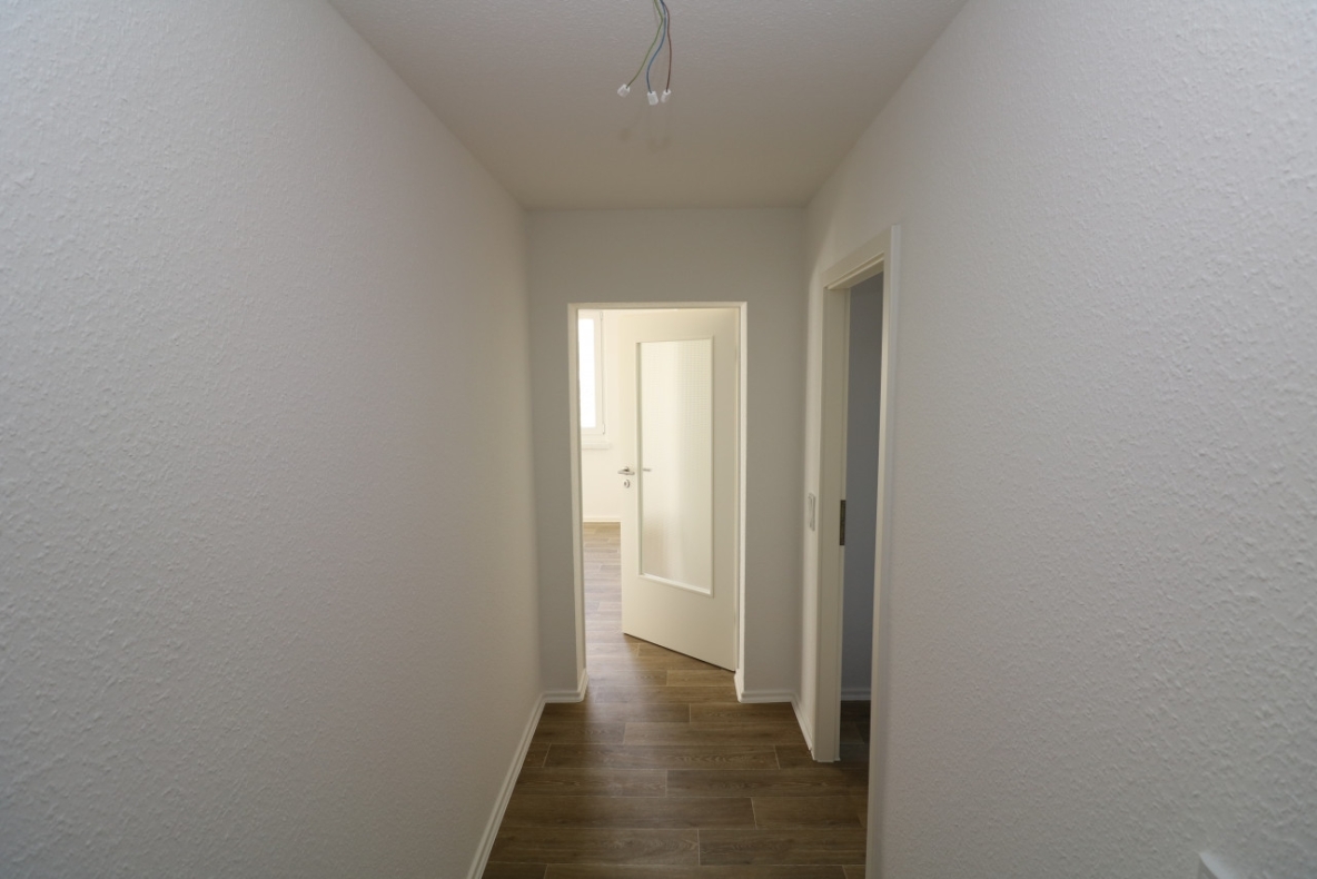 Frühlingsgefühle...tolle 2-Raum-Wohnung mit Wanne & Balkon zum Verlieben!!! - Flur