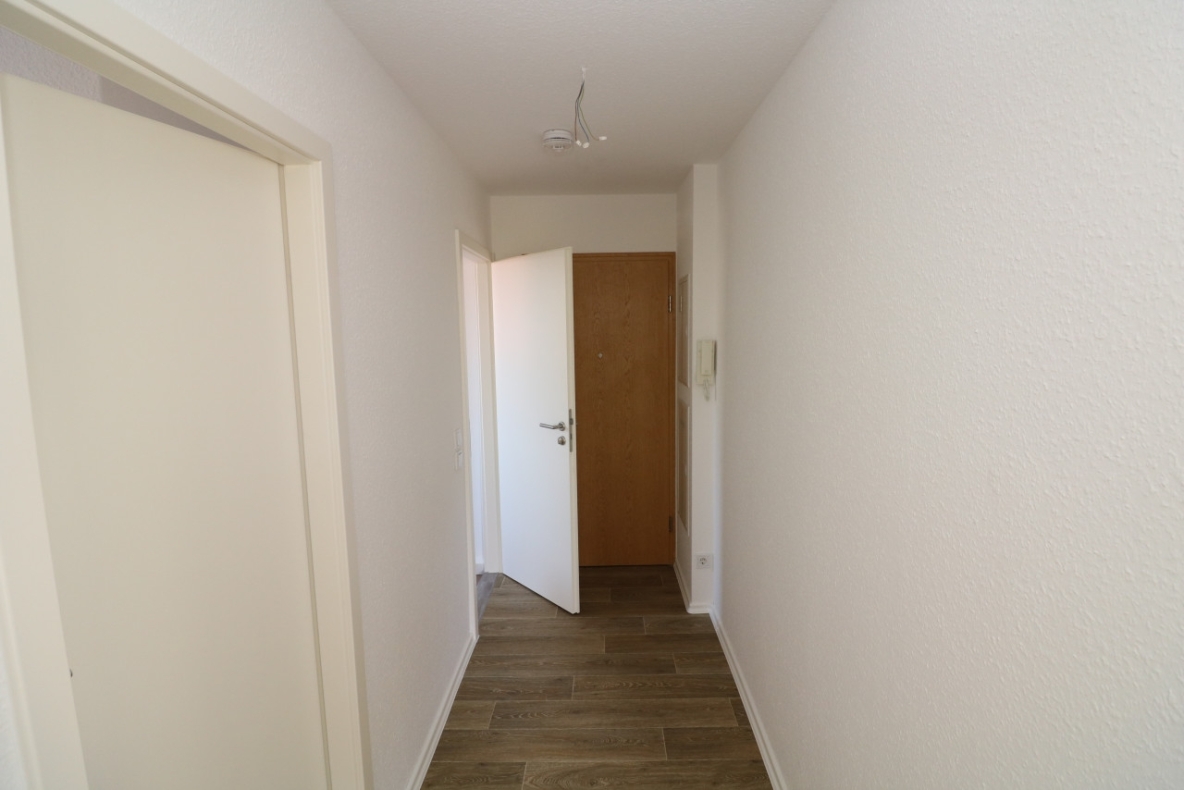 Frühlingsgefühle...tolle 2-Raum-Wohnung mit Wanne & Balkon zum Verlieben!!! - Flur