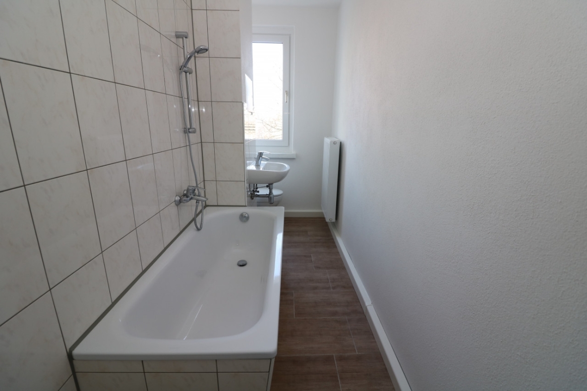 Frühlingsgefühle...tolle 2-Raum-Wohnung mit Wanne & Balkon zum Verlieben!!! - Bad mit Wanne