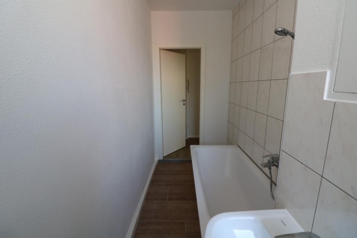 Frühlingsgefühle...tolle 2-Raum-Wohnung mit Wanne & Balkon zum Verlieben!!! - Bad mit Wanne