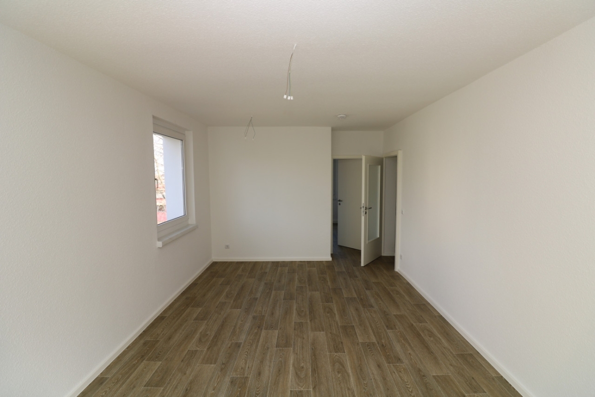 Frühlingsgefühle...tolle 2-Raum-Wohnung mit Wanne & Balkon zum Verlieben!!! - Wohnzimmer