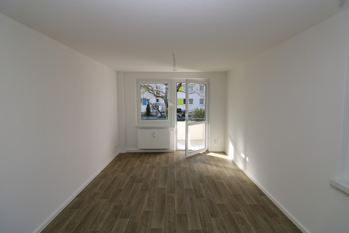 Frühlingsgefühle...tolle 2-Raum-Wohnung mit Wanne & Balkon zum Verlieben!!! - Wohnzimmer