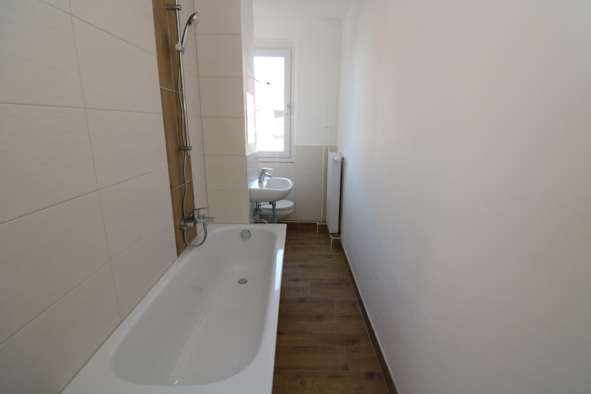 Richtig eingeseift...moderne 2-RW mit Wanne!!! - Beispiel Bad mit Wanne