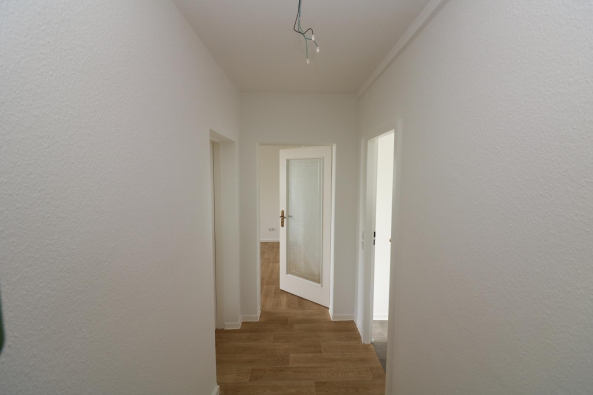 Viel Platz im großen Kinderzimmer...3-RW mit Wanne u. Balkon!!! - Flur