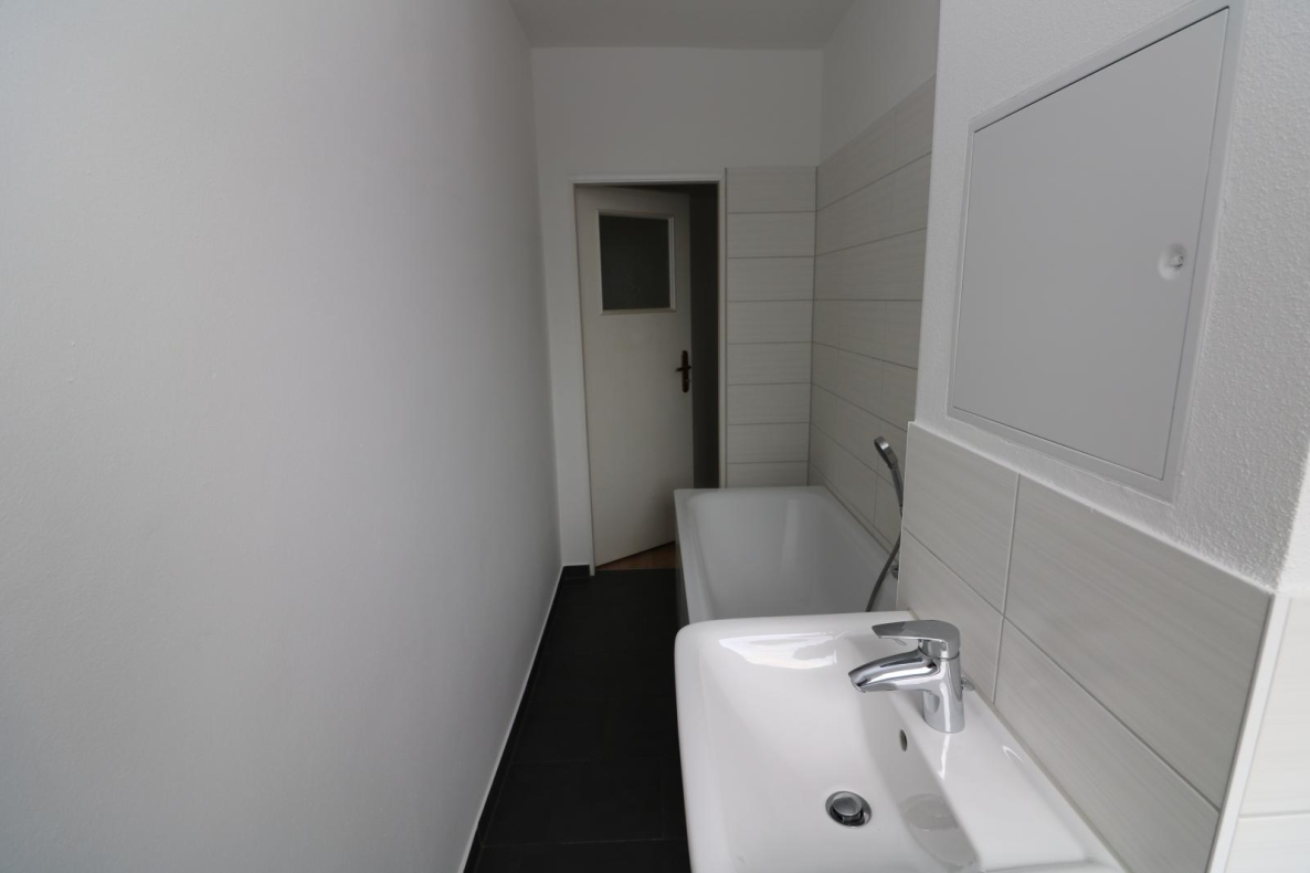 Viel Platz im großen Kinderzimmer...3-RW mit Wanne u. Balkon!!! - Bad mit Wanne