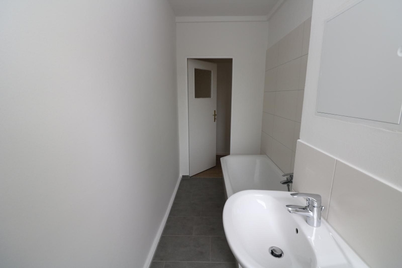 Auf die Plätze…fertig…mieten!!! Große 3-RW mit Wanne & Balkon... - Bad mit Wanne