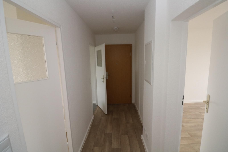 Auf die Plätze…fertig…mieten!!! Große 3-RW mit Wanne & Balkon... - Flur