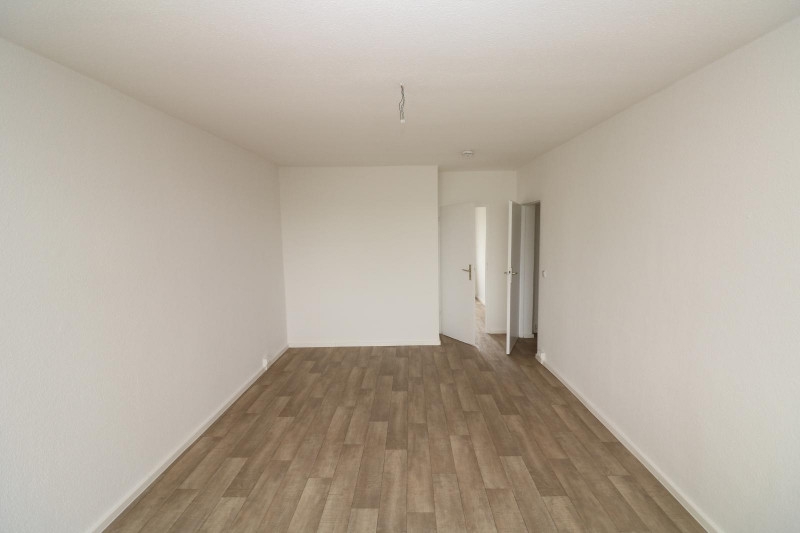 Auf die Plätze…fertig…mieten!!! Große 3-RW mit Wanne & Balkon... - Wohnzimmer