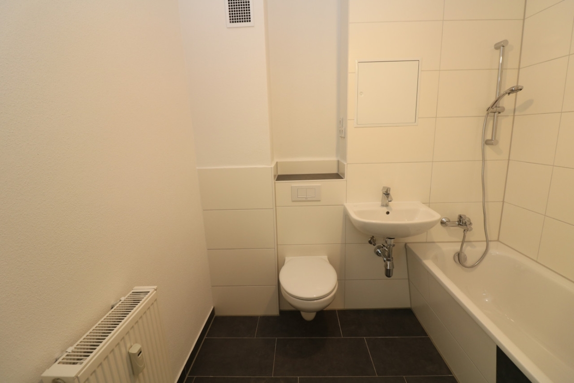 Neues Jahr - neues Glück! Modernisierte 2RW mit Balkon! - Bad mit Wanne