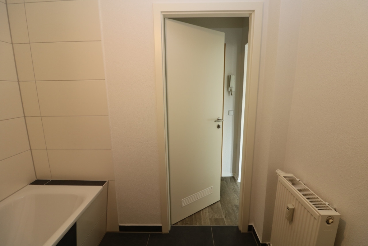 Neues Jahr - neues Glück! Modernisierte 2RW mit Balkon! - Bad mit Wanne