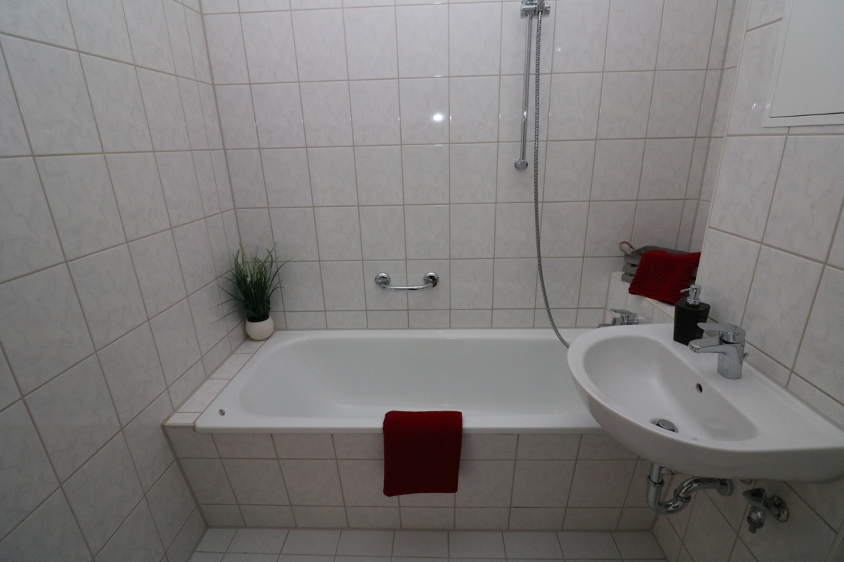 1. Sahne…günstige 3-RW mit Wanne u. Balkon!!! - Bad mit Wanne