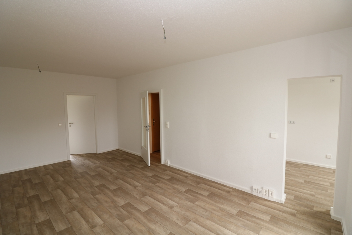 1. Sahne…günstige 3-RW mit Wanne u. Balkon!!! - Wohnzimmer