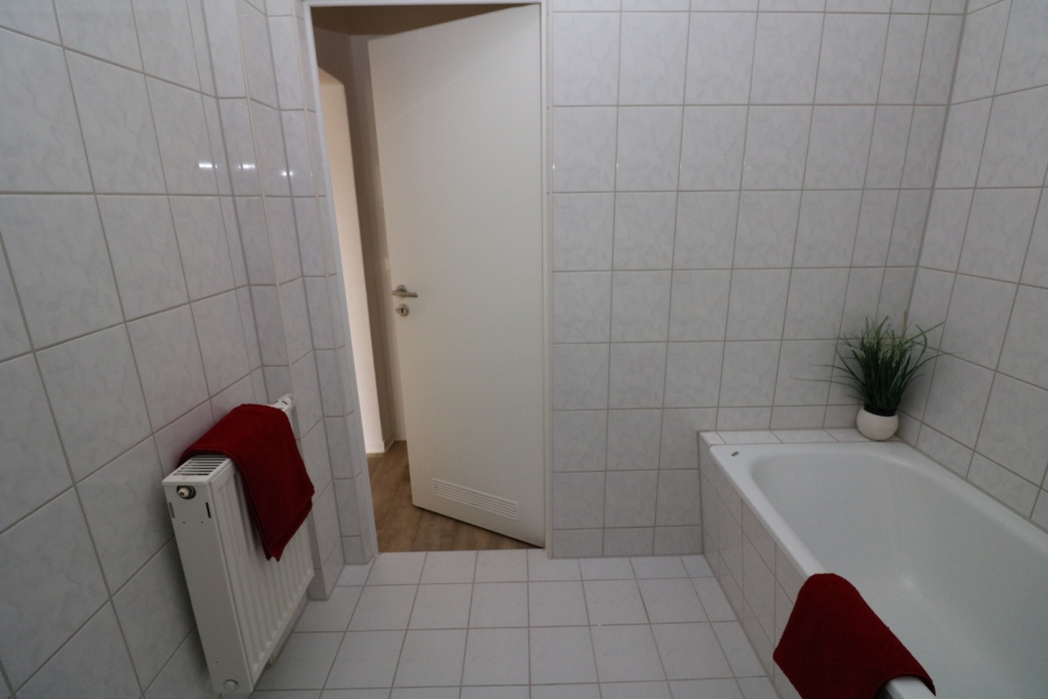1. Sahne…günstige 3-RW mit Wanne u. Balkon!!! - Bad mit Wanne