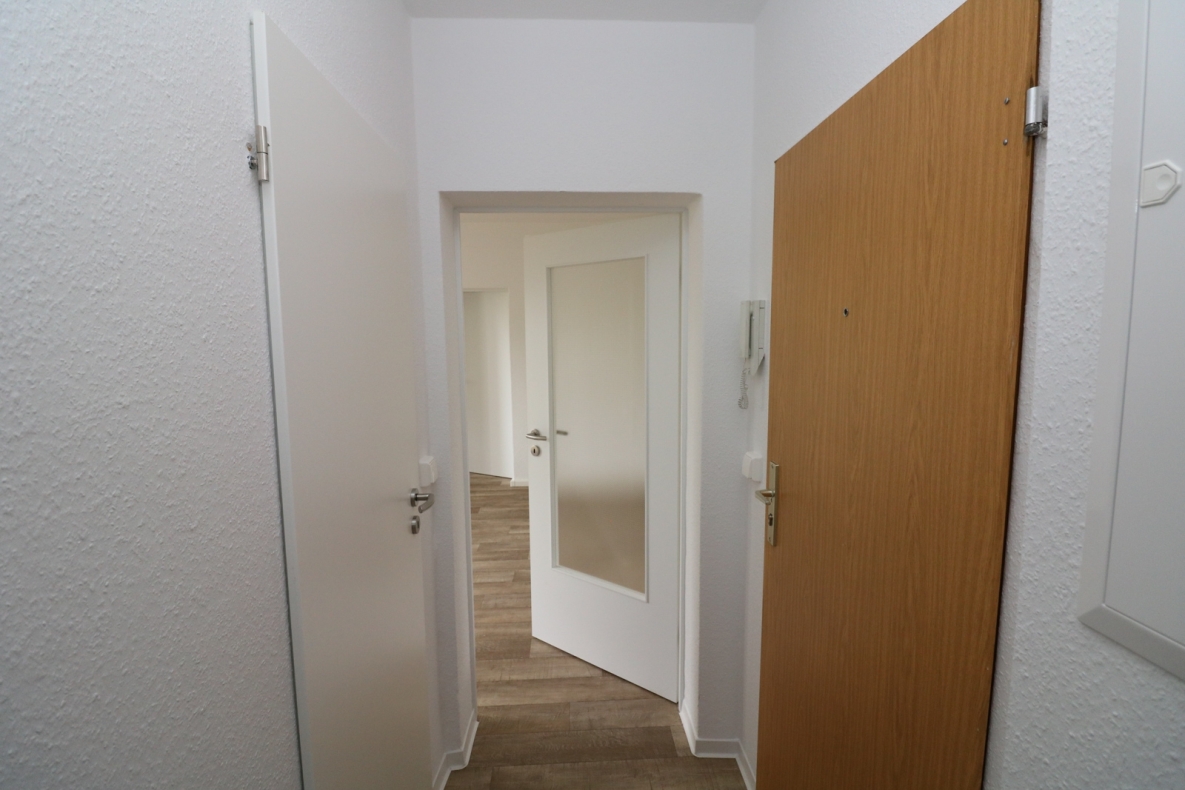 1. Sahne…günstige 3-RW mit Wanne u. Balkon!!! - Flur