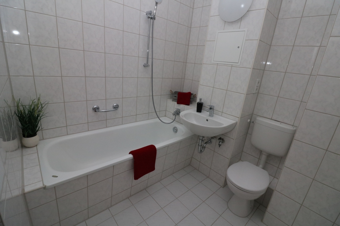 1. Sahne…günstige 3-RW mit Wanne u. Balkon!!! - Bad mit Wanne