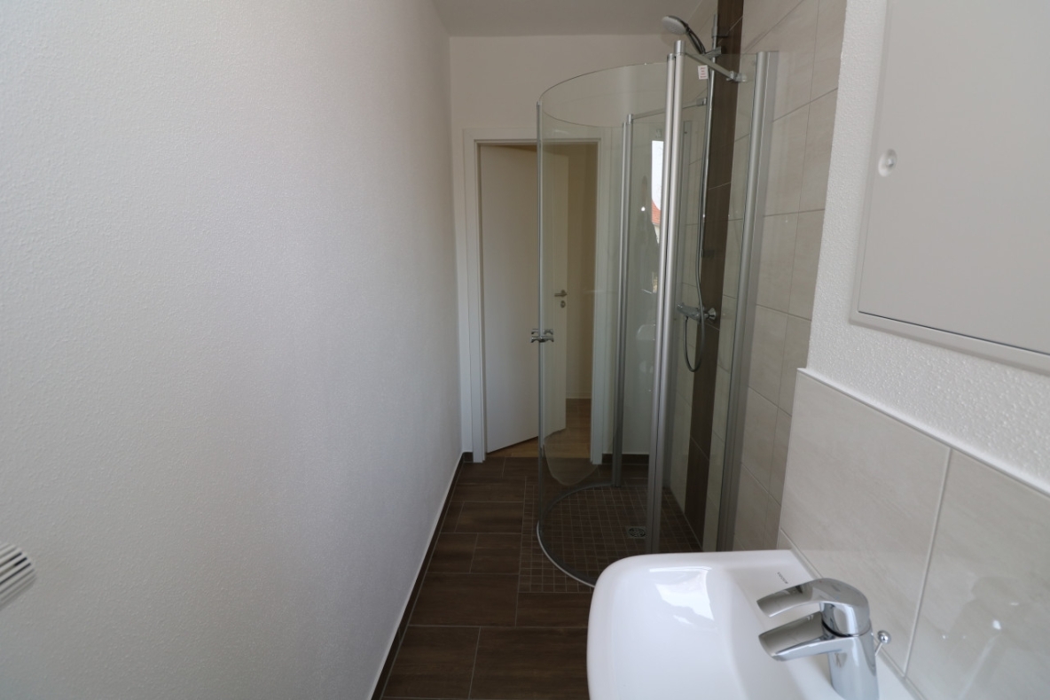 EG-Wohnung mit bodengleicher Dusche...da freuen sich nicht nur die Umzugshelfer! - Bad mit Dusche