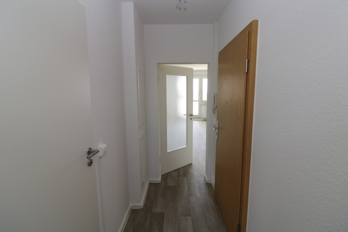 Liebe auf den ersten Blick...sanierte 2-RW mit Dusche & Balkon!!! - Flur