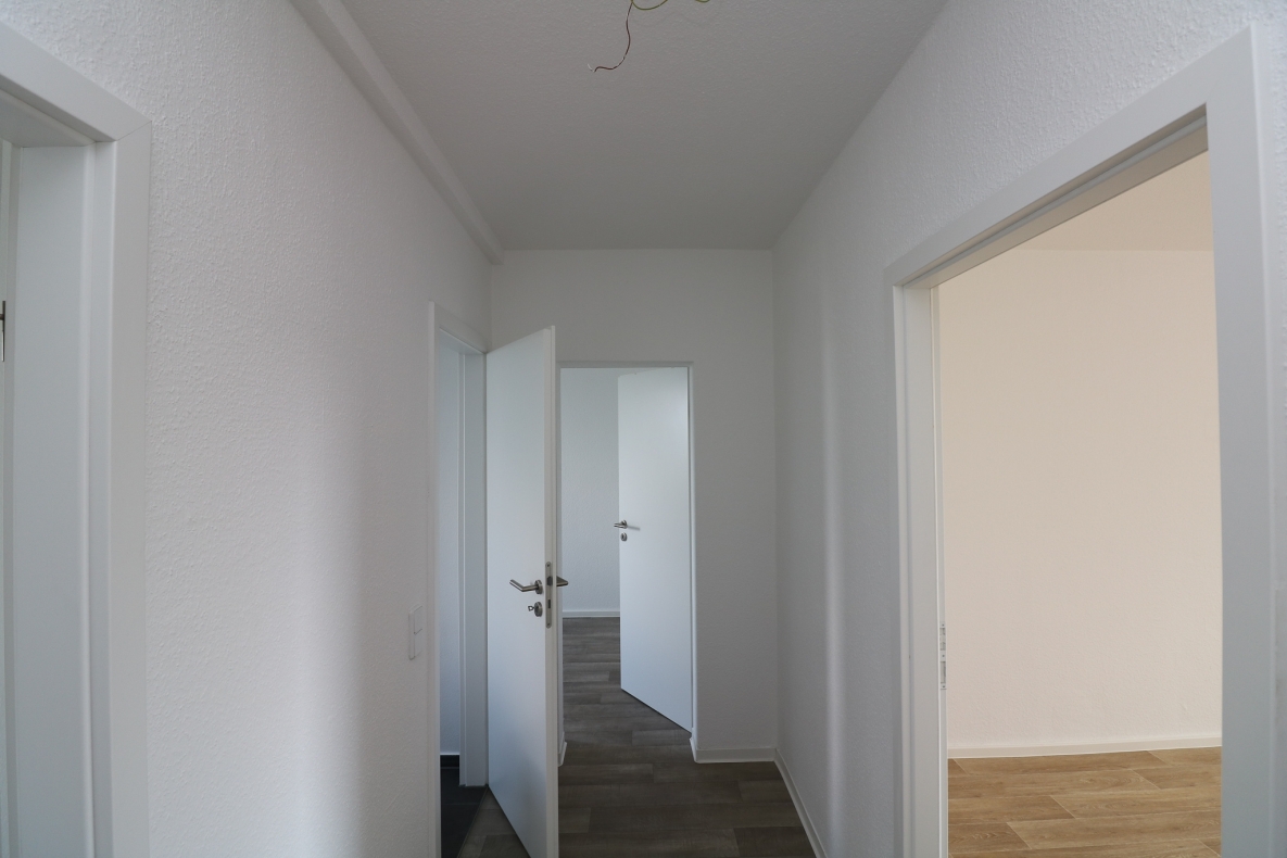*Sie haben Ihr Ziel erreicht* - 3RW mit Ausblick, Wanne und Balkon - Flur
