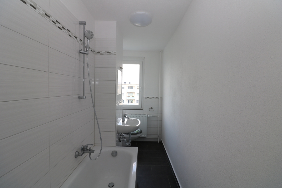 *Sie haben Ihr Ziel erreicht* - 3RW mit Ausblick, Wanne und Balkon - Bad mit Wanne