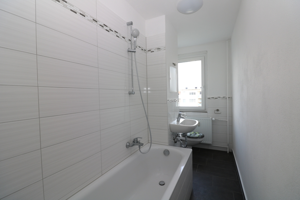 *Sie haben Ihr Ziel erreicht* - 3RW mit Ausblick, Wanne und Balkon - Bad mit Wanne