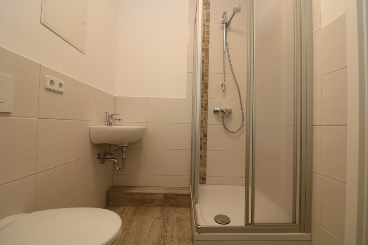 Happy hour, mitten in der Nacht...3-RW mit Einbauküche, Dusche & Balkon!!! - Beispiel Bad mit Dusche