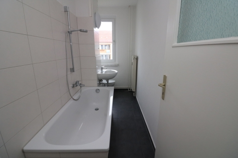 Für den kleinen Geldbeutel…günstige 2-RW mit Wanne!!!, 09599 Freiberg, Karl-Günzel-Straße 28
