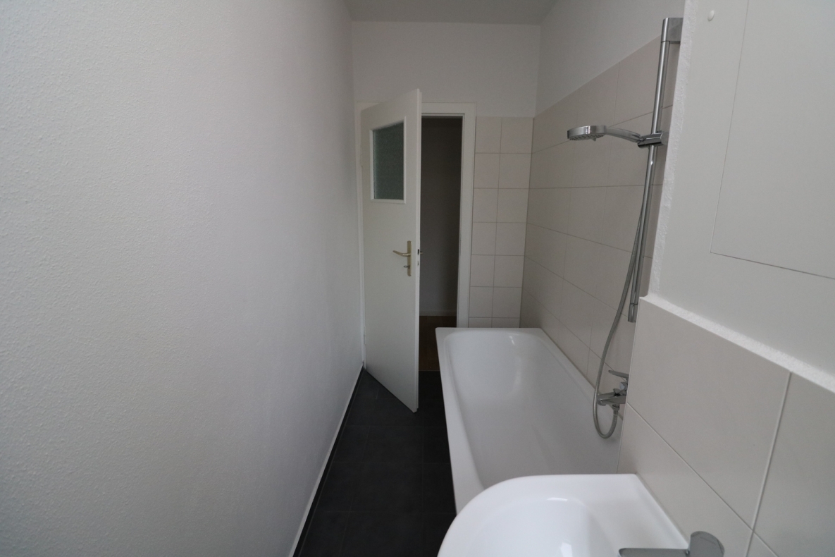 Für den kleinen Geldbeutel...günstige 2-RW mit Wanne!!! - Beispiel Bad mit Wanne