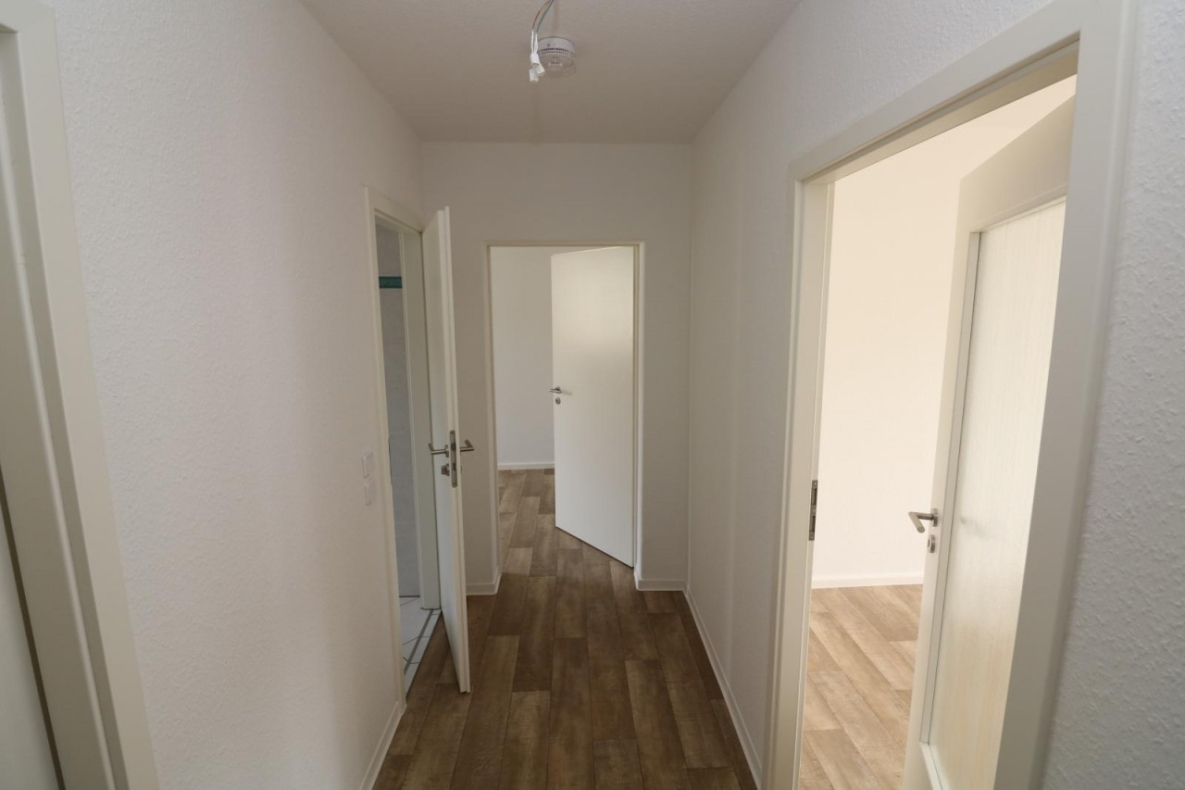 *3-Raum-Wohn-Glück* mit Badewanne und Balkon - Flur